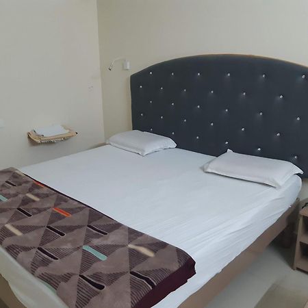 Srinivasa Hotel Tirupati Bagian luar foto
