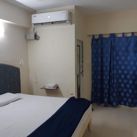 Srinivasa Hotel Tirupati Bagian luar foto