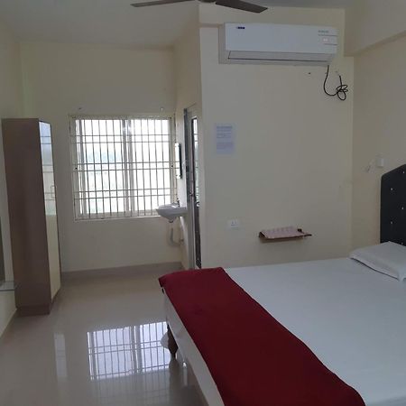 Srinivasa Hotel Tirupati Bagian luar foto