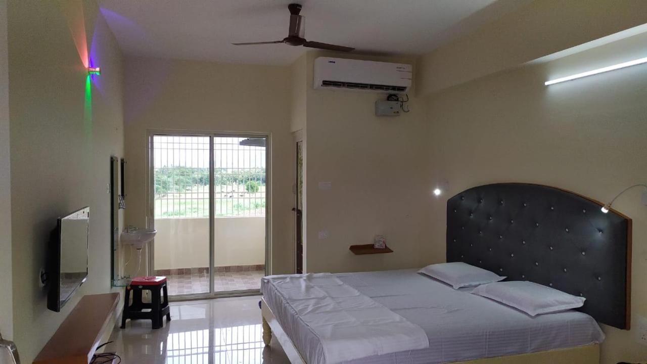Srinivasa Hotel Tirupati Bagian luar foto