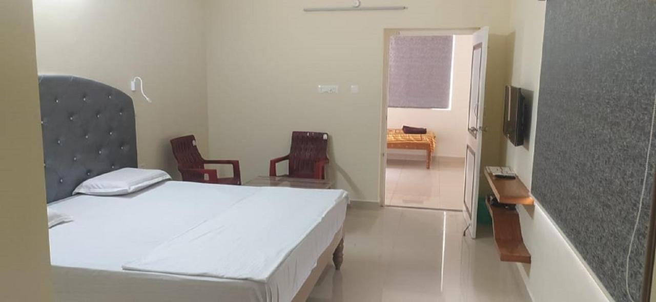 Srinivasa Hotel Tirupati Bagian luar foto