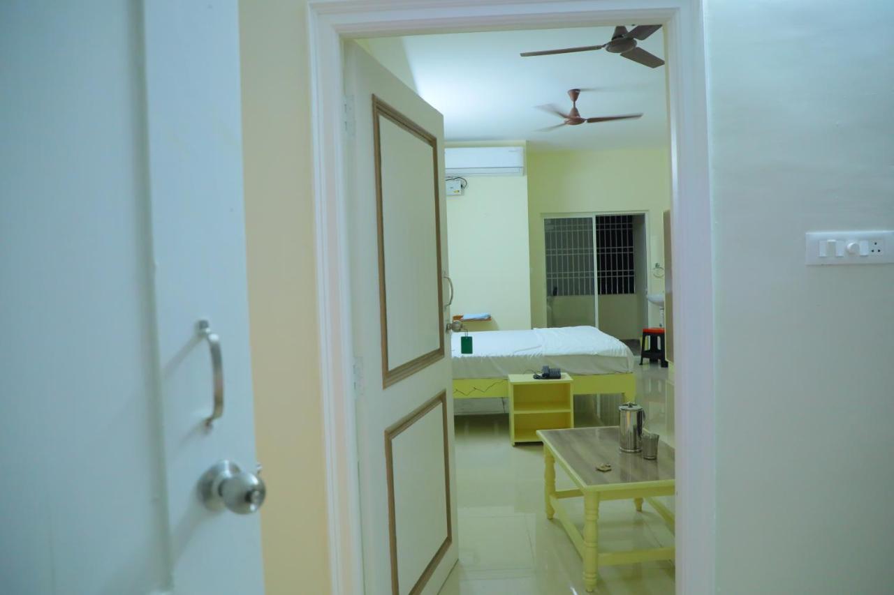 Srinivasa Hotel Tirupati Bagian luar foto