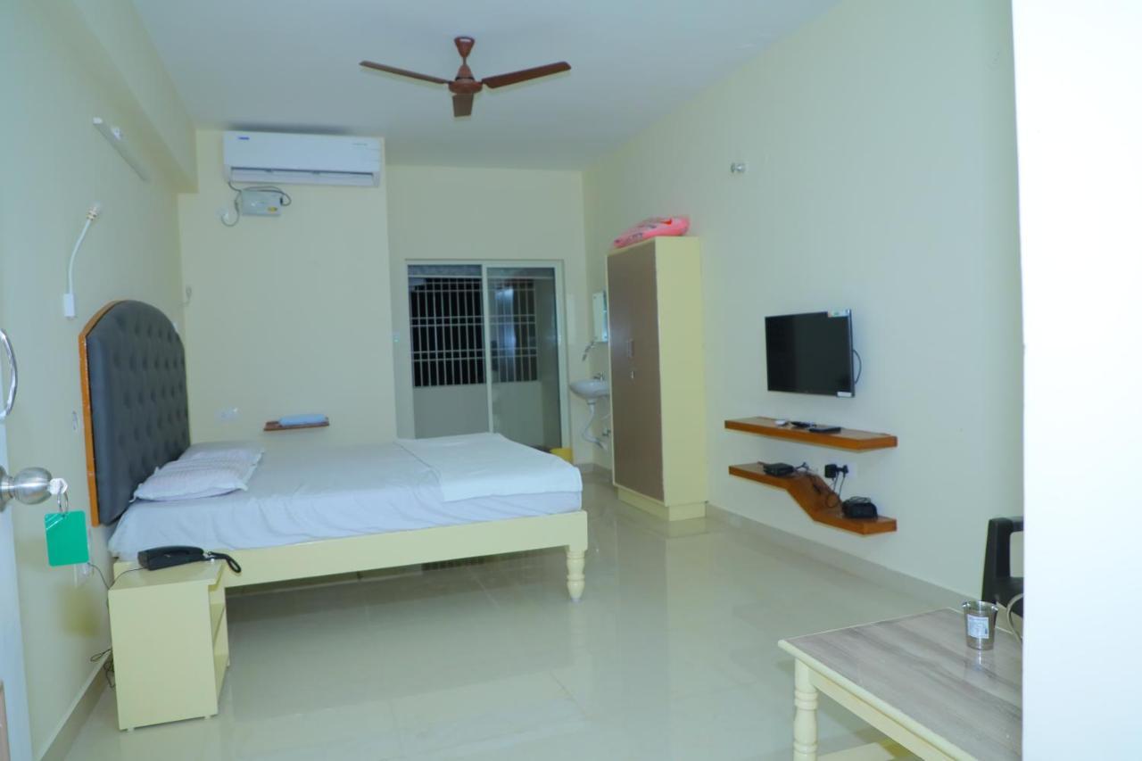 Srinivasa Hotel Tirupati Bagian luar foto