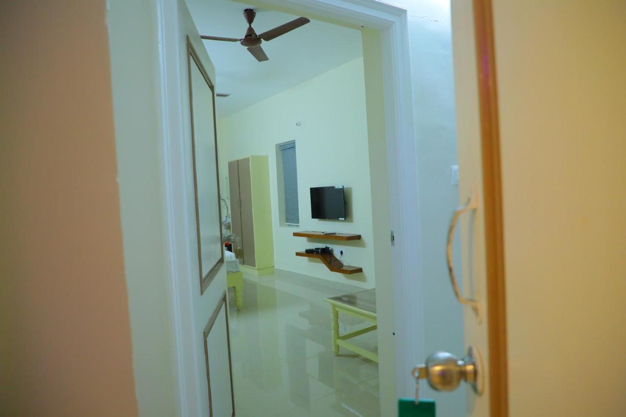 Srinivasa Hotel Tirupati Bagian luar foto