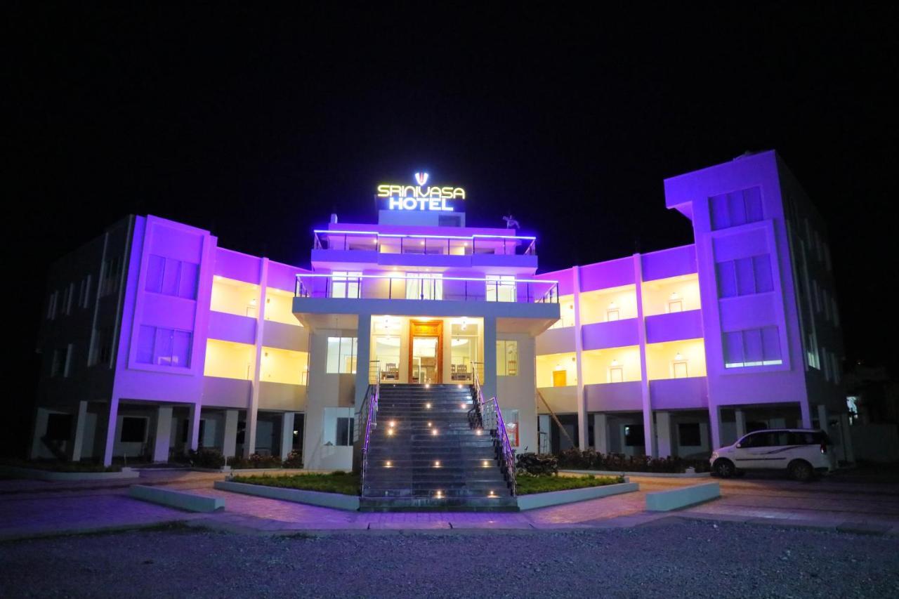 Srinivasa Hotel Tirupati Bagian luar foto