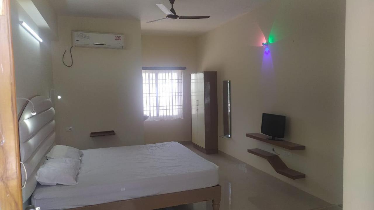 Srinivasa Hotel Tirupati Bagian luar foto