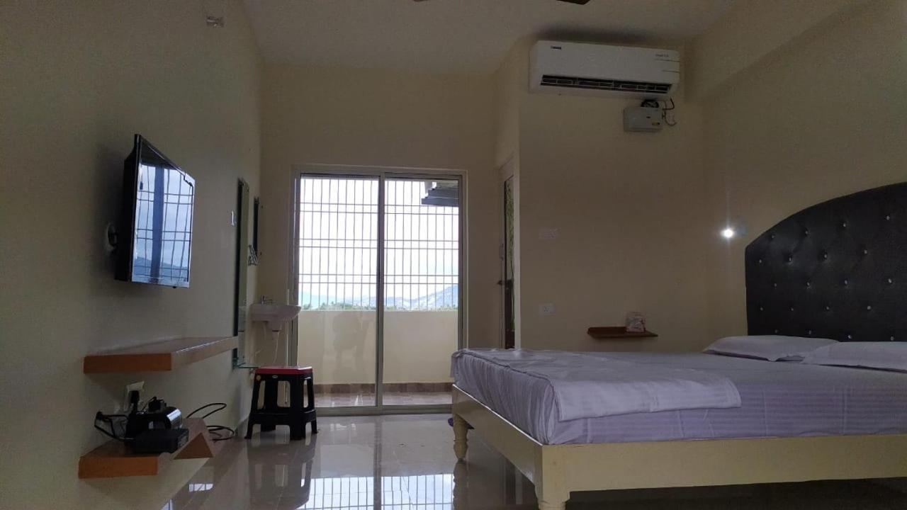 Srinivasa Hotel Tirupati Bagian luar foto