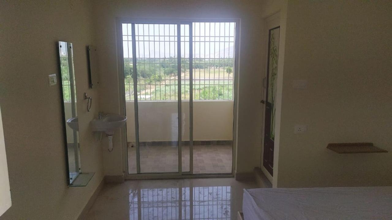 Srinivasa Hotel Tirupati Bagian luar foto