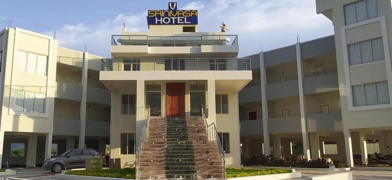 Srinivasa Hotel Tirupati Bagian luar foto