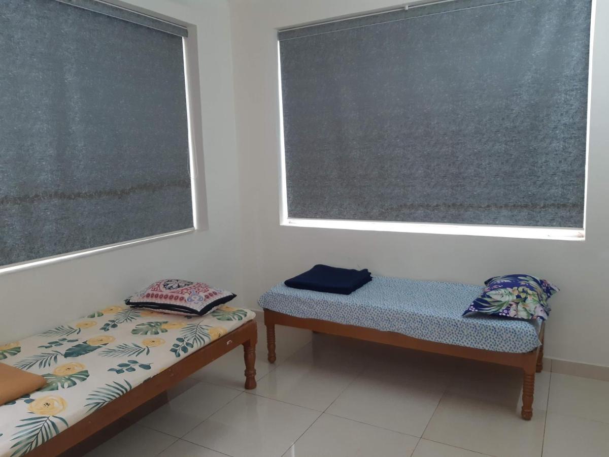 Srinivasa Hotel Tirupati Bagian luar foto
