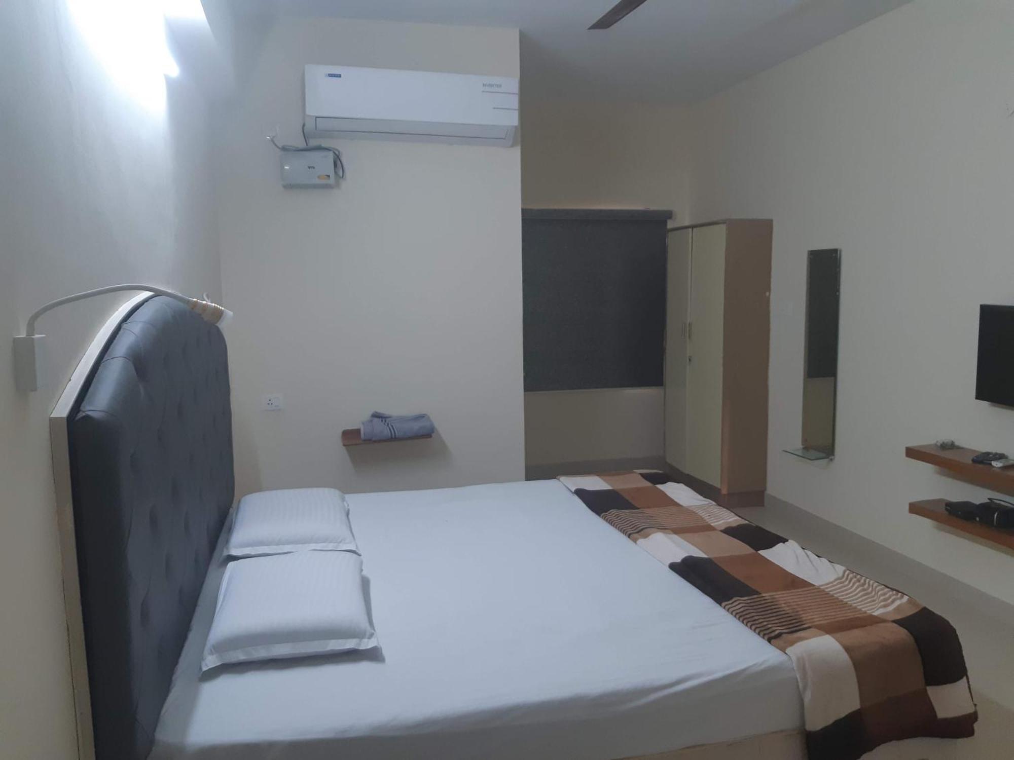 Srinivasa Hotel Tirupati Bagian luar foto