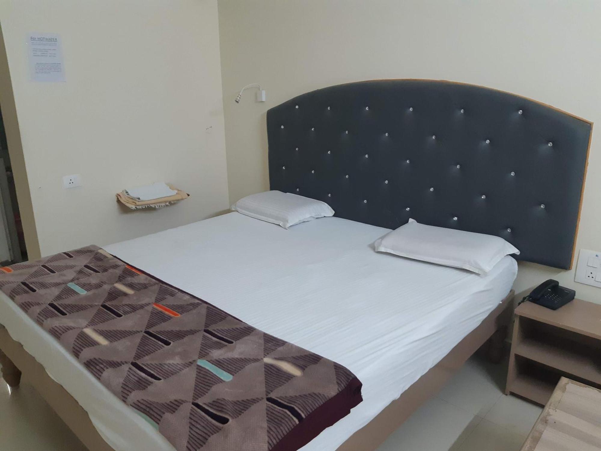 Srinivasa Hotel Tirupati Bagian luar foto