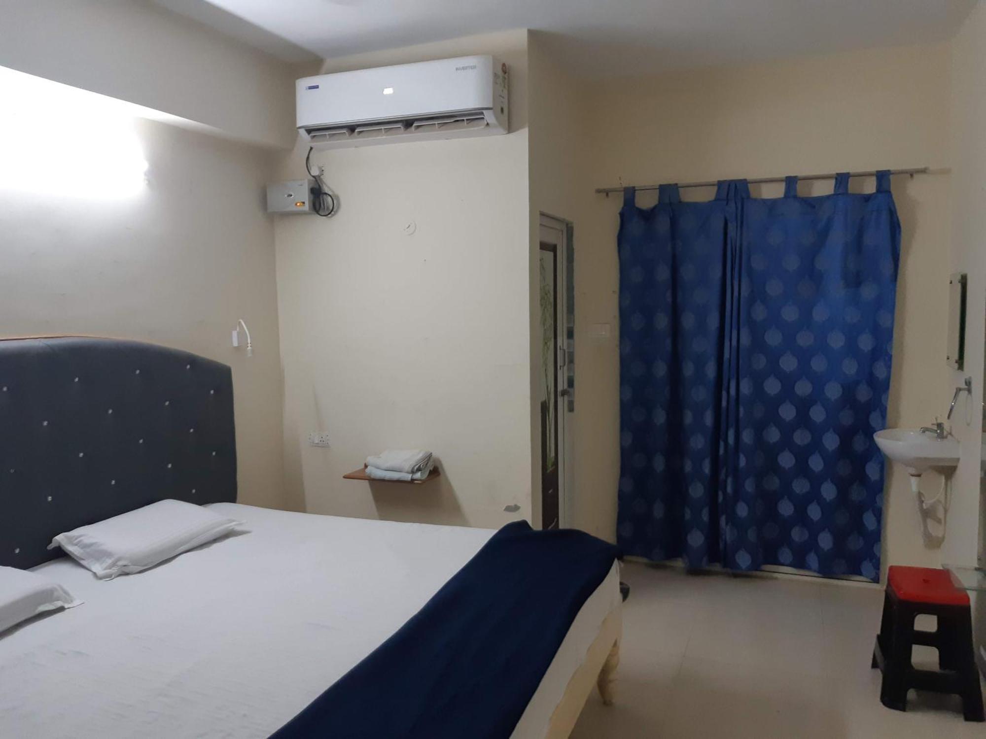 Srinivasa Hotel Tirupati Bagian luar foto