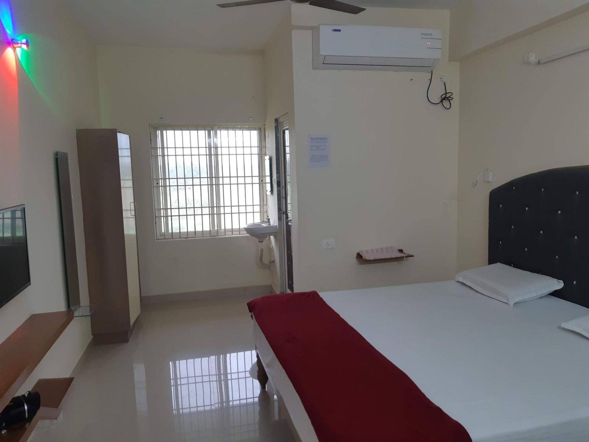 Srinivasa Hotel Tirupati Bagian luar foto