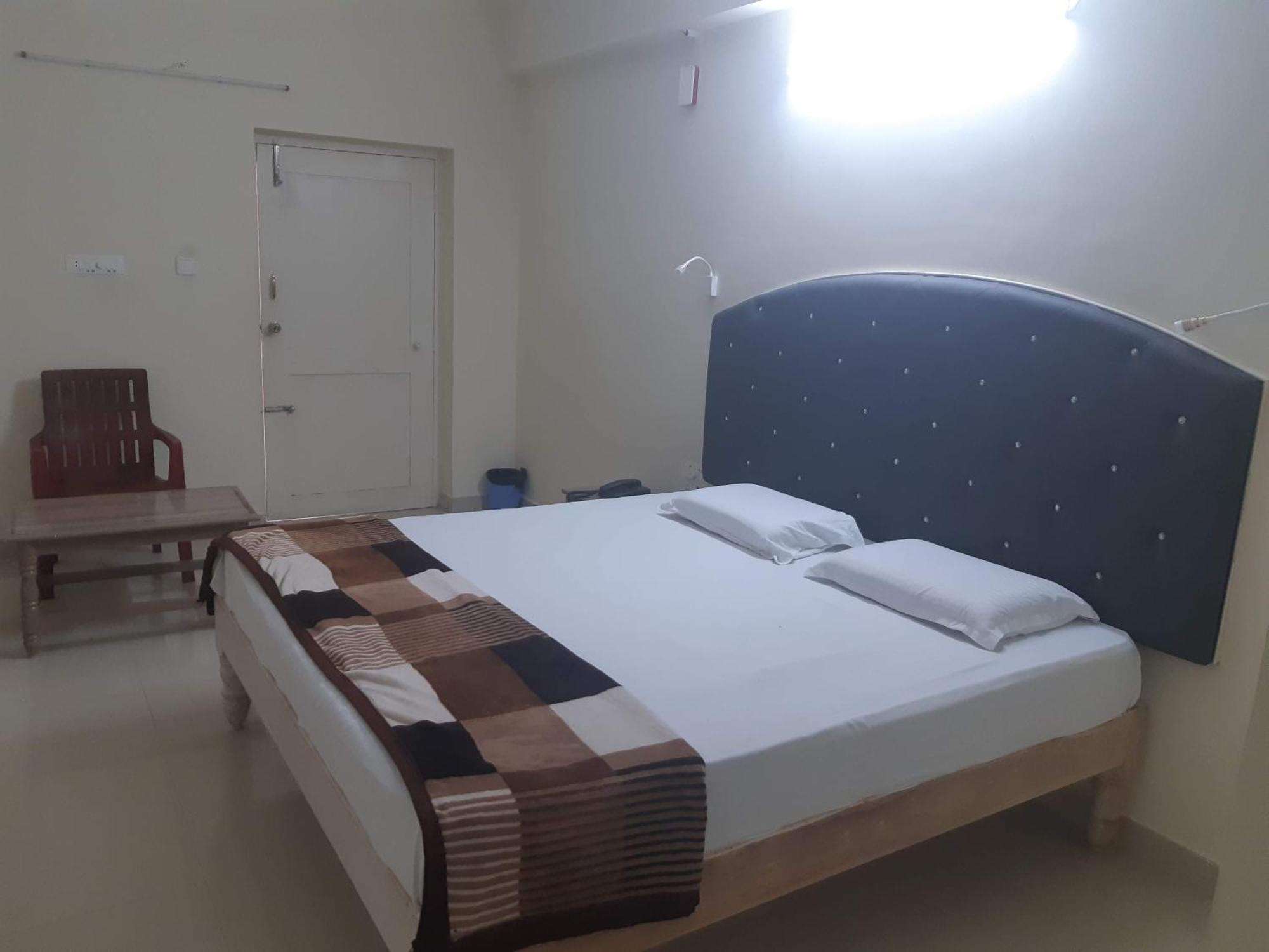 Srinivasa Hotel Tirupati Bagian luar foto