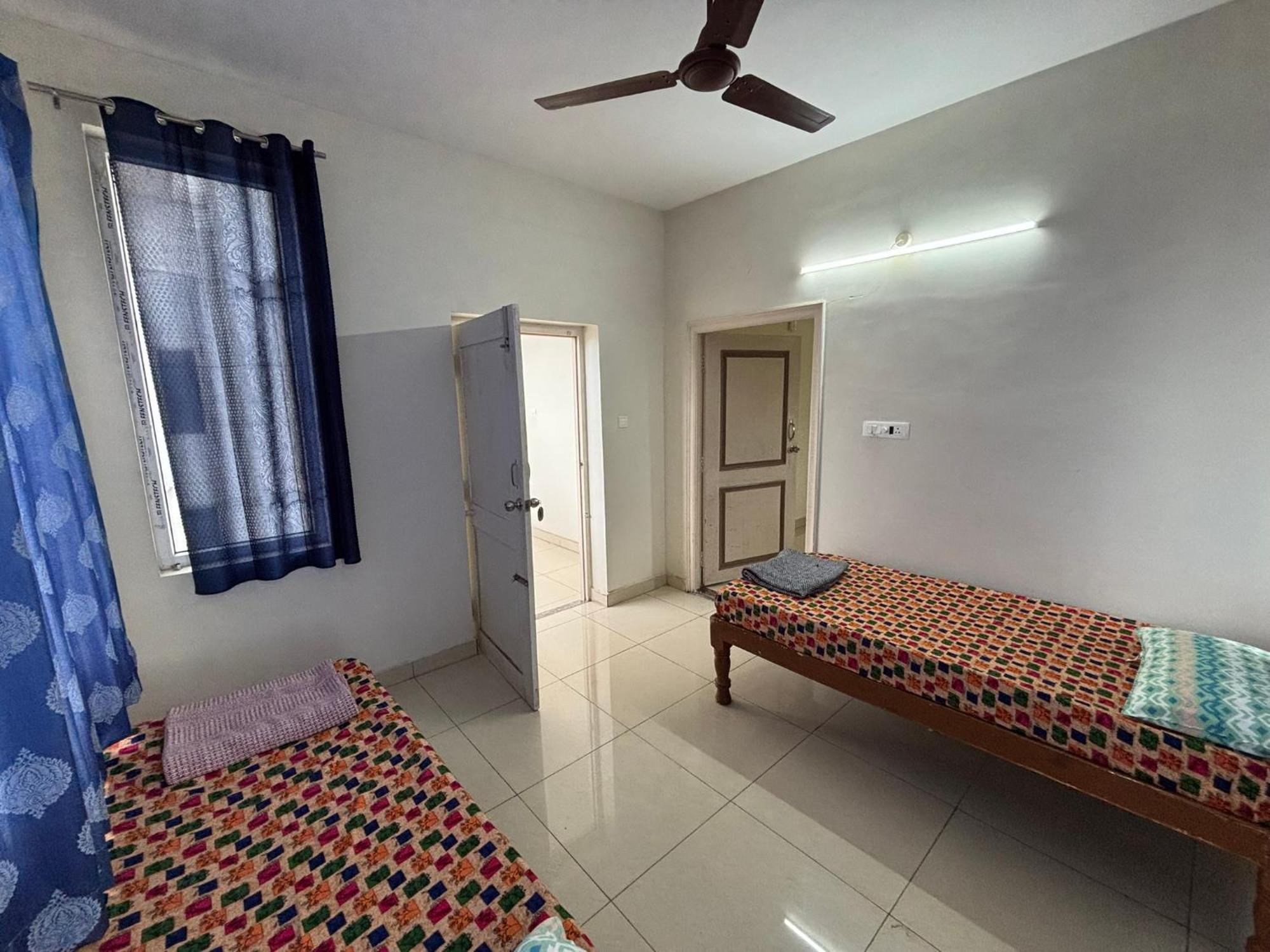 Srinivasa Hotel Tirupati Bagian luar foto