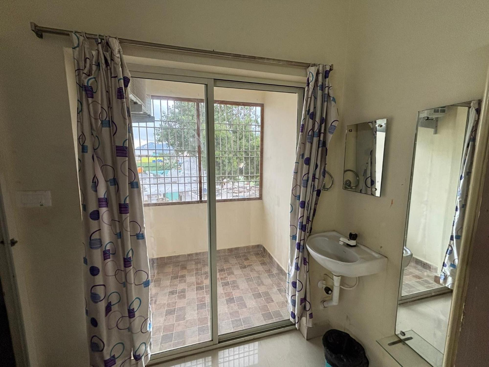 Srinivasa Hotel Tirupati Bagian luar foto
