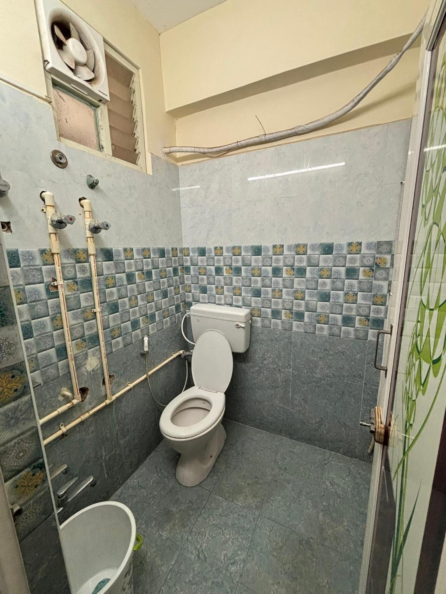 Srinivasa Hotel Tirupati Bagian luar foto