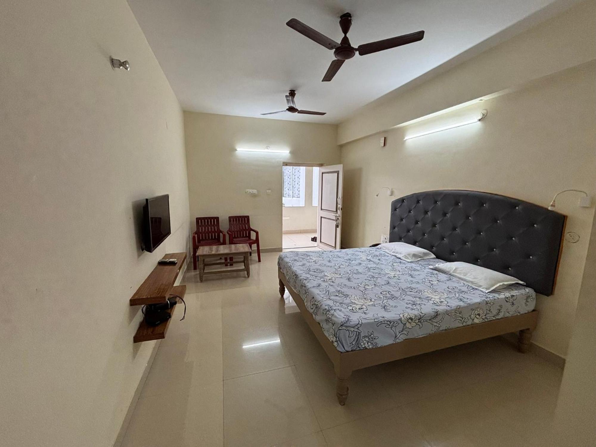 Srinivasa Hotel Tirupati Bagian luar foto