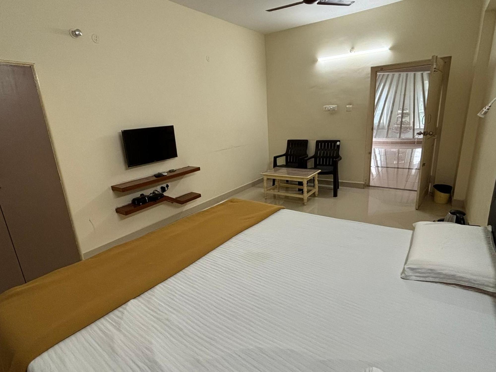 Srinivasa Hotel Tirupati Bagian luar foto