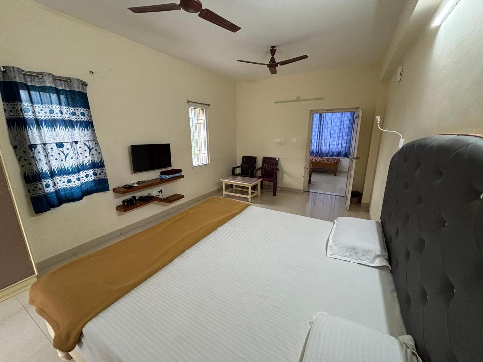 Srinivasa Hotel Tirupati Bagian luar foto
