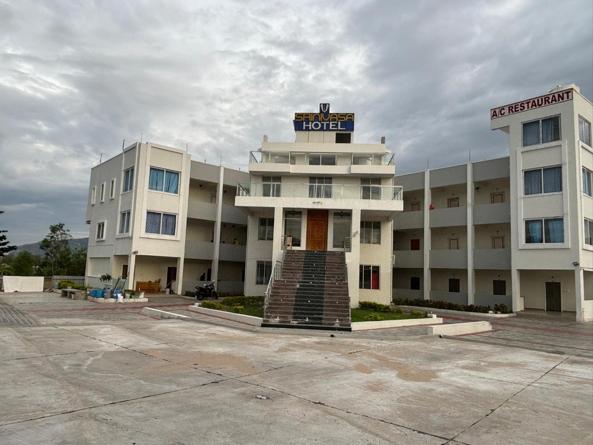 Srinivasa Hotel Tirupati Bagian luar foto