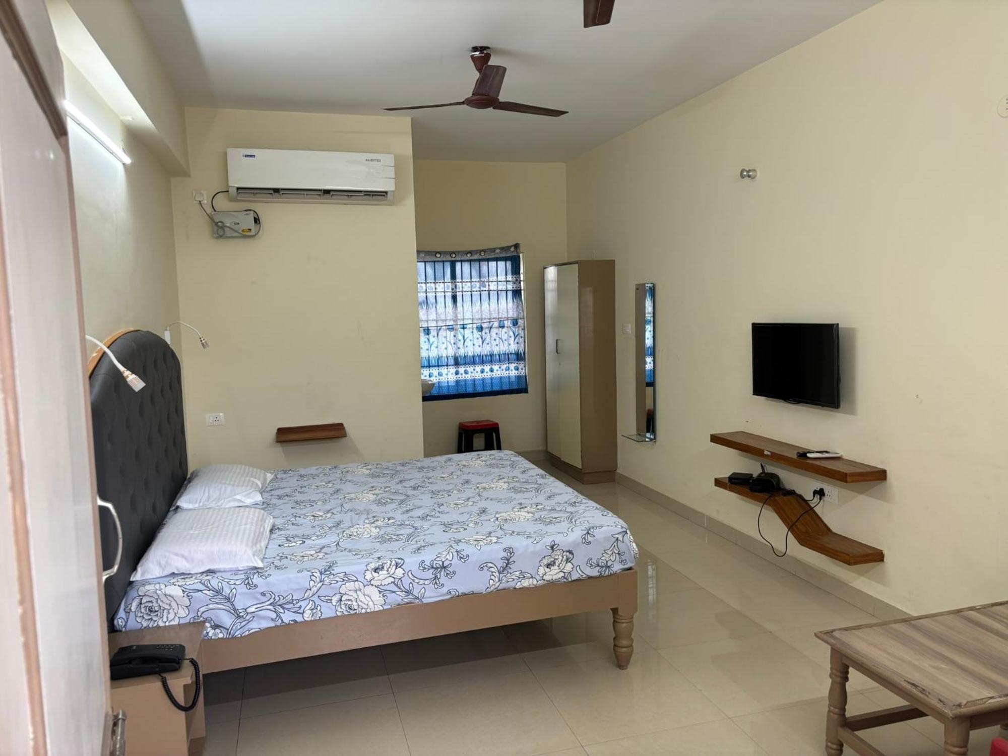 Srinivasa Hotel Tirupati Bagian luar foto