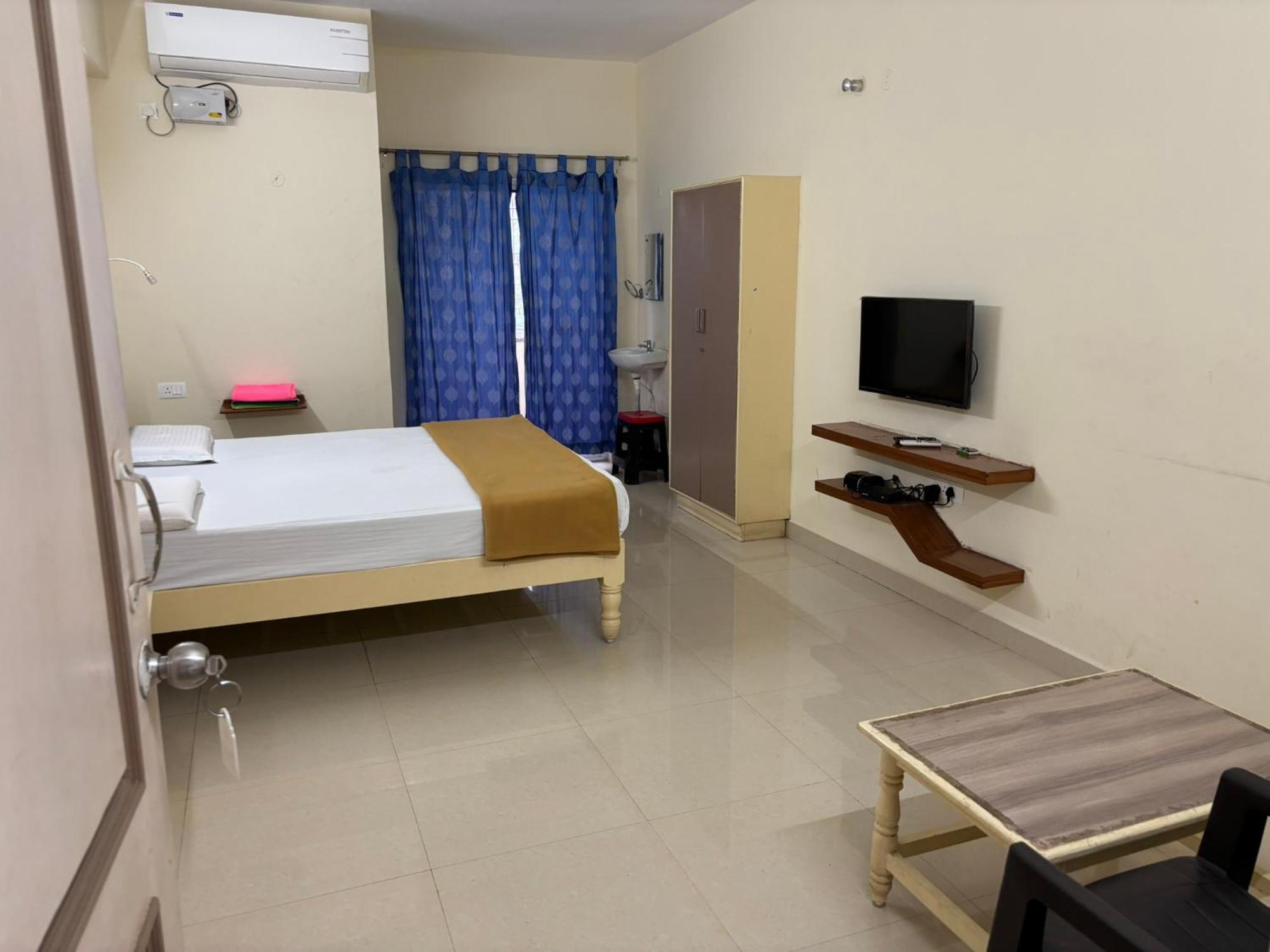 Srinivasa Hotel Tirupati Bagian luar foto