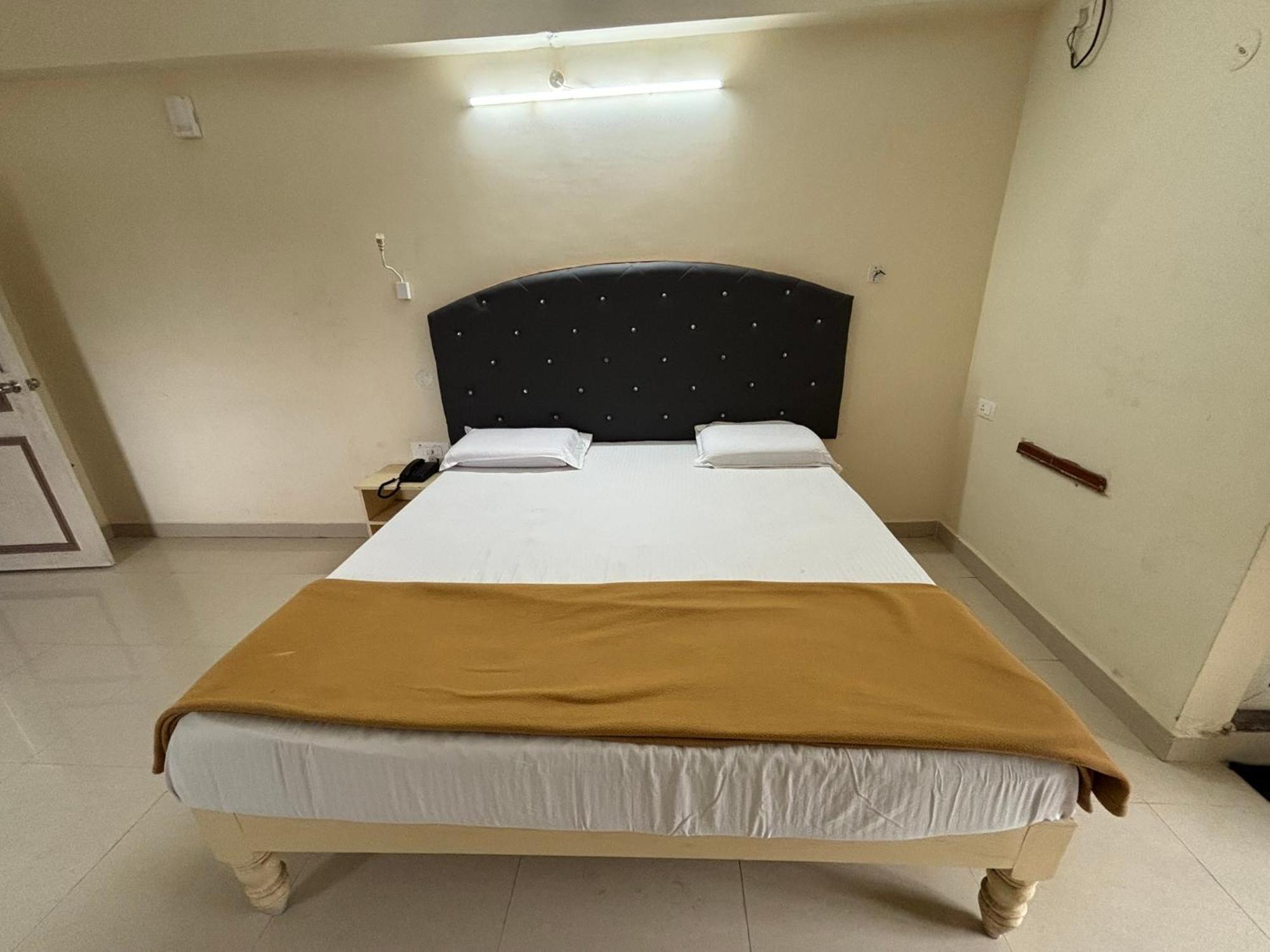 Srinivasa Hotel Tirupati Bagian luar foto