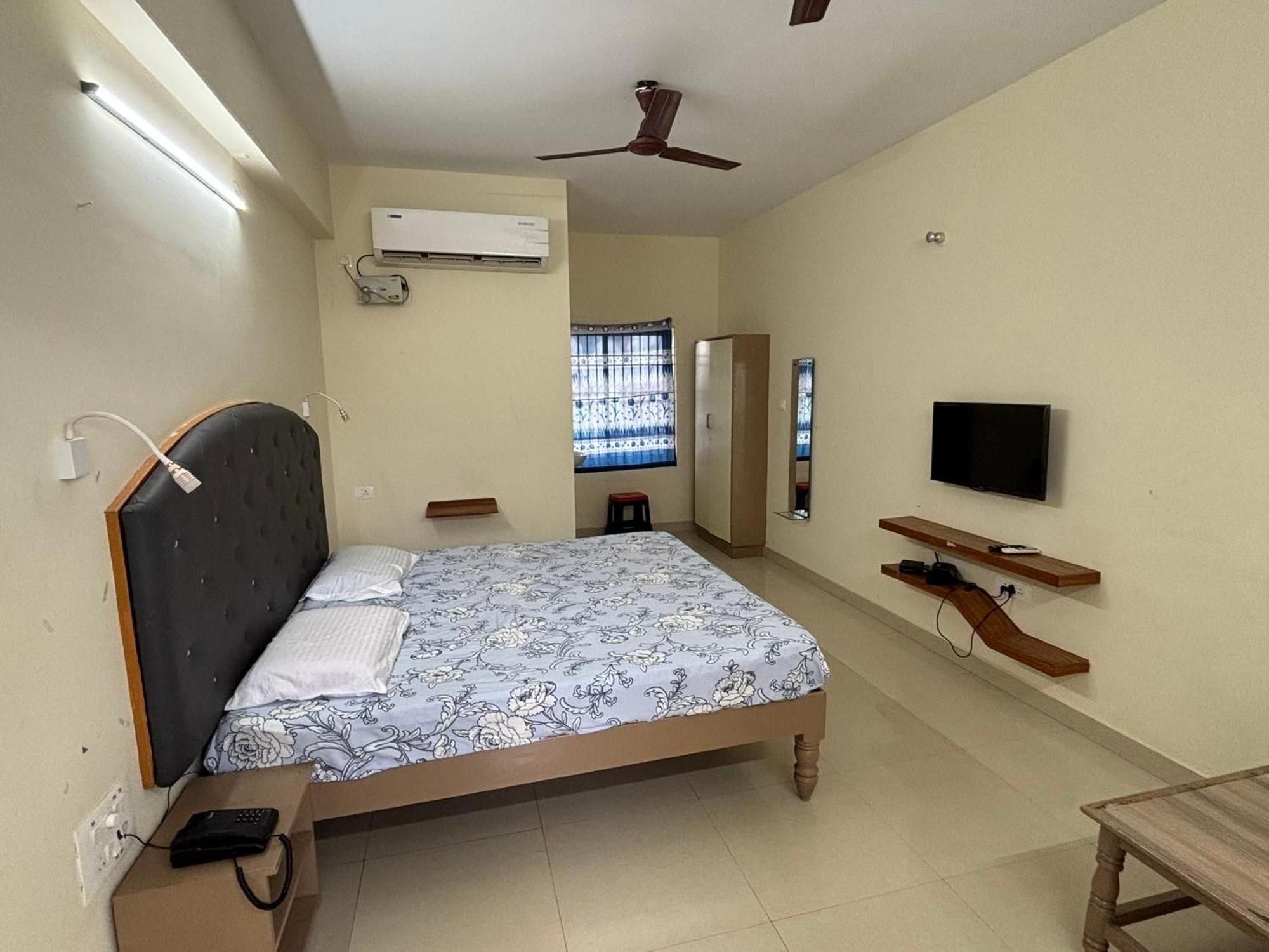 Srinivasa Hotel Tirupati Bagian luar foto