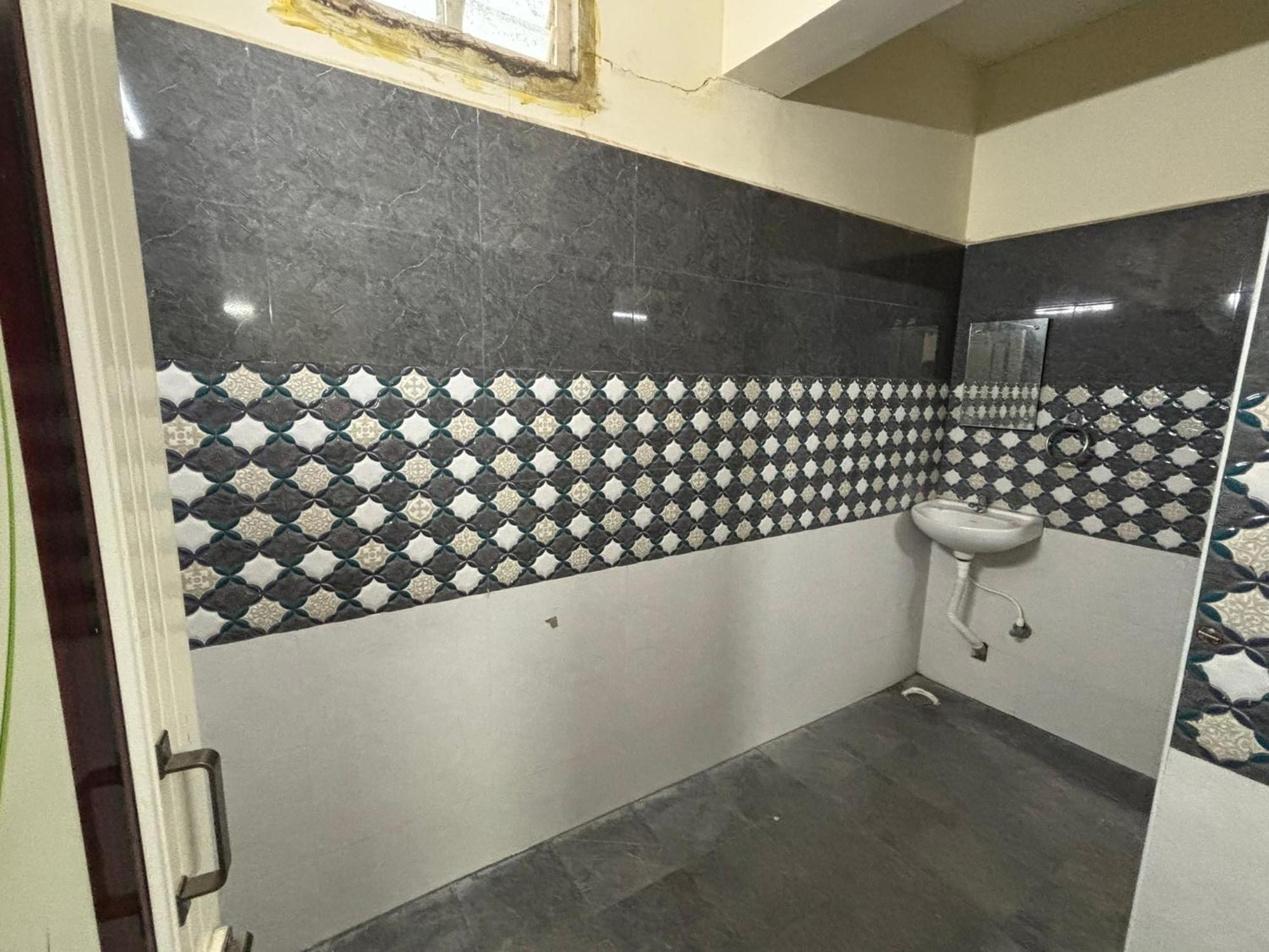 Srinivasa Hotel Tirupati Bagian luar foto