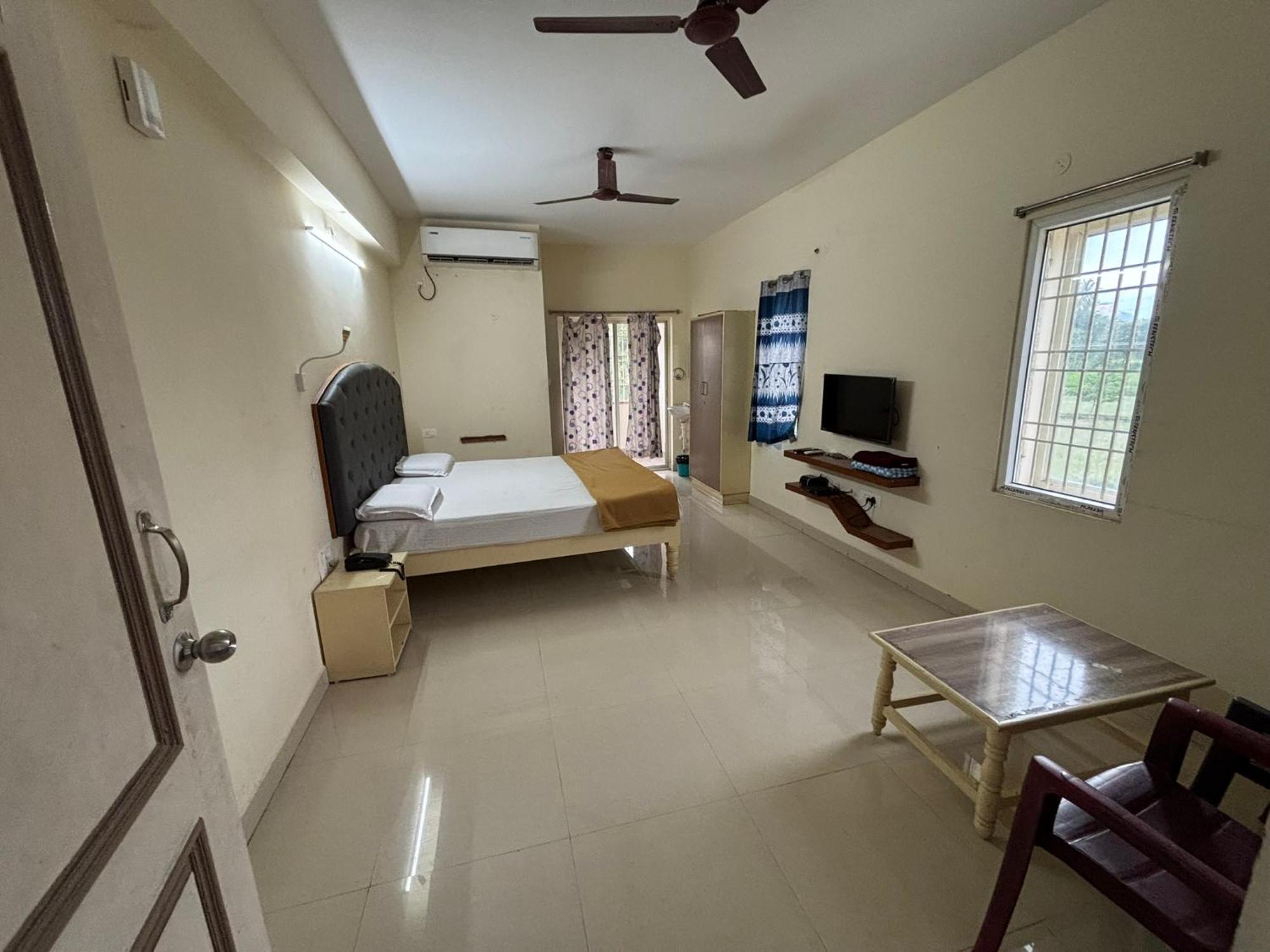 Srinivasa Hotel Tirupati Bagian luar foto