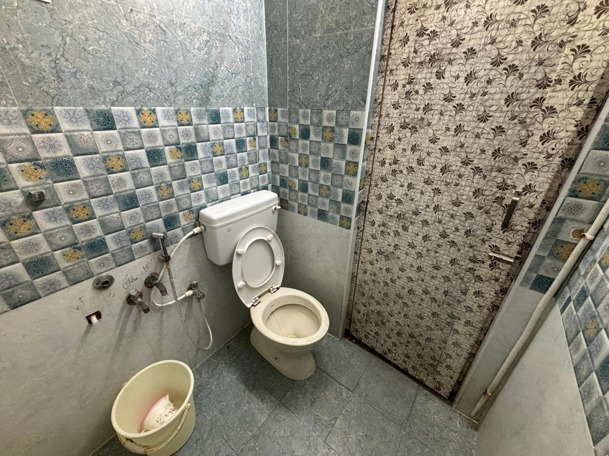 Srinivasa Hotel Tirupati Bagian luar foto
