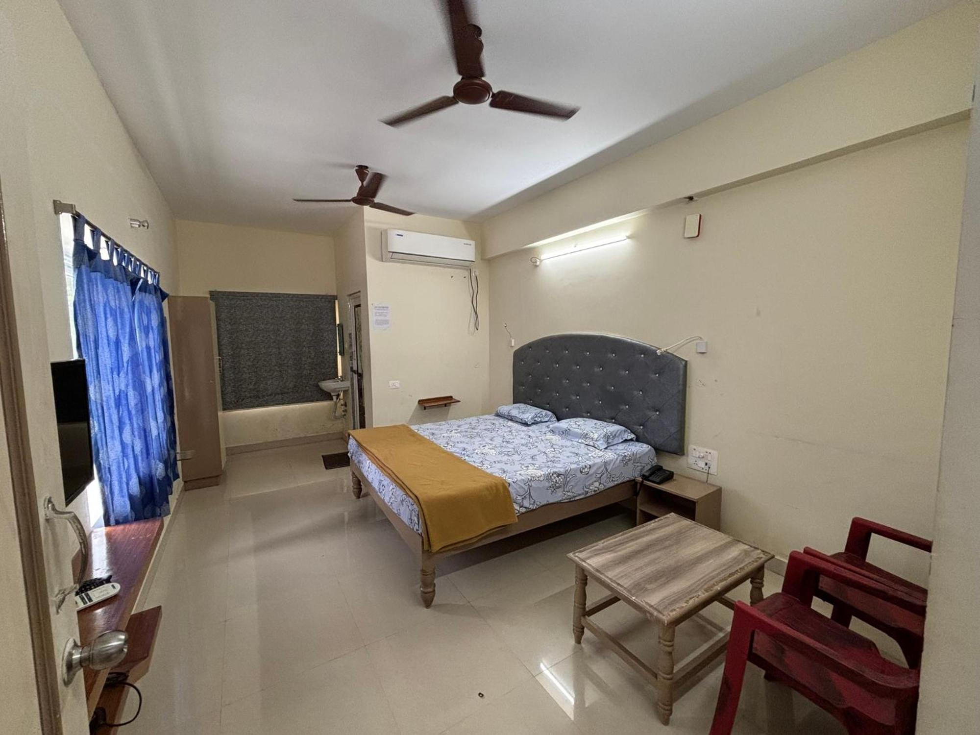 Srinivasa Hotel Tirupati Bagian luar foto
