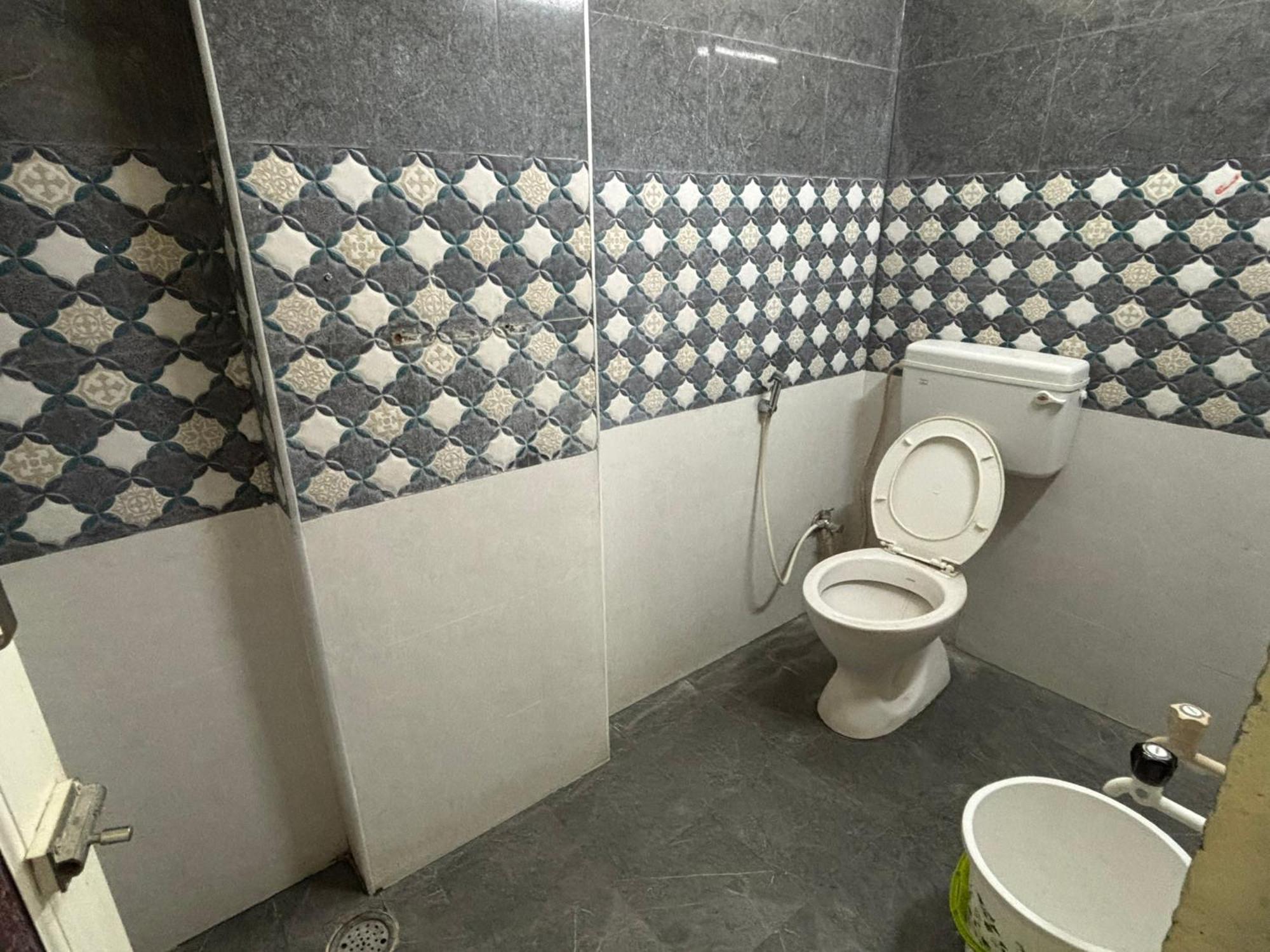 Srinivasa Hotel Tirupati Bagian luar foto