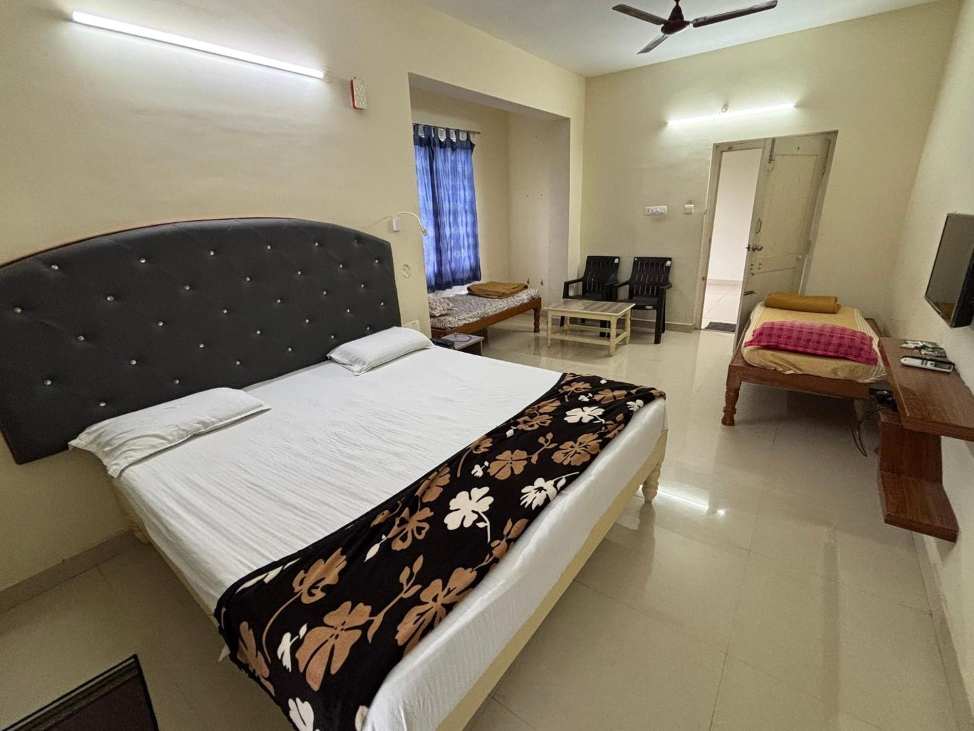 Srinivasa Hotel Tirupati Bagian luar foto