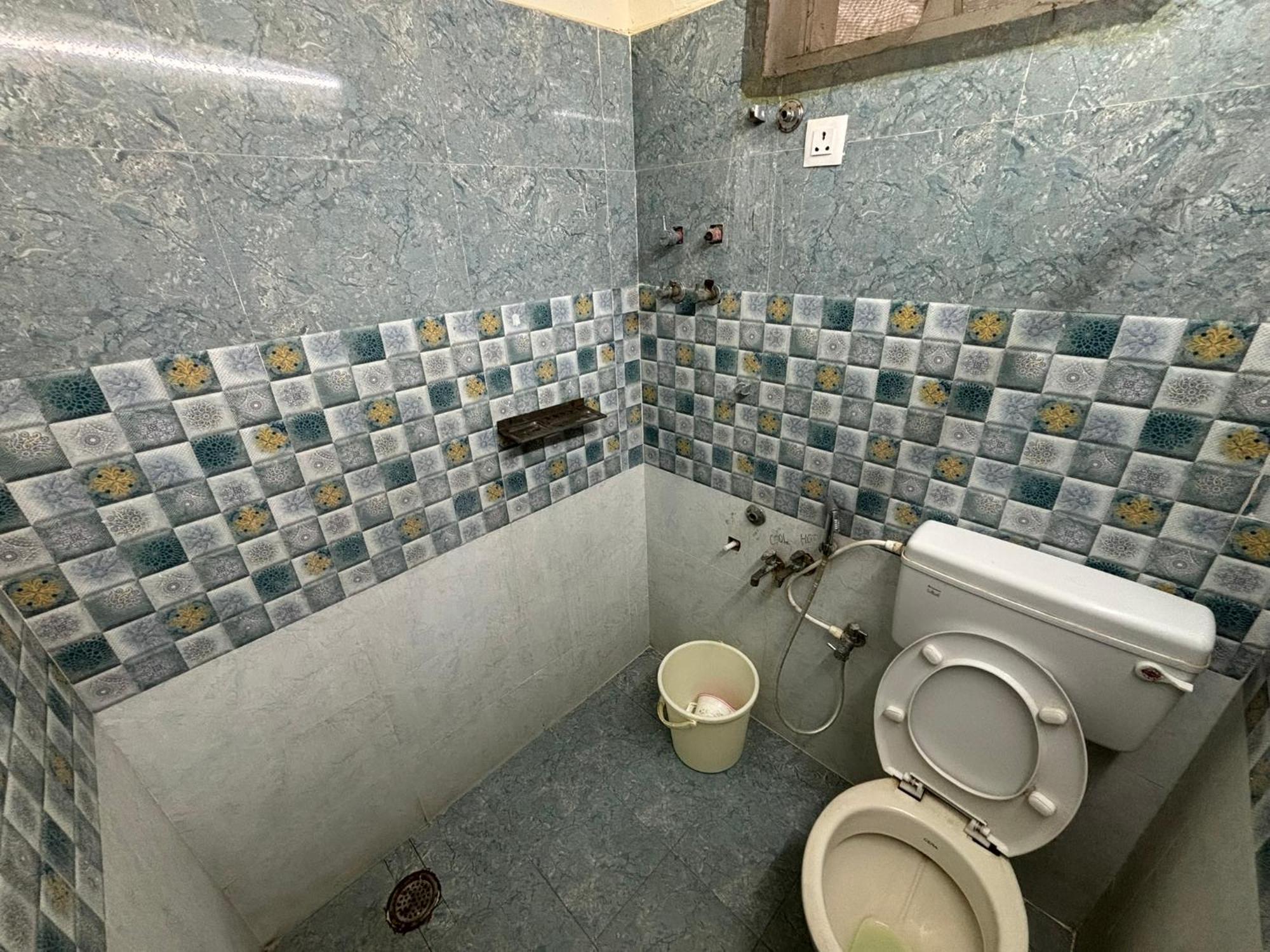 Srinivasa Hotel Tirupati Bagian luar foto