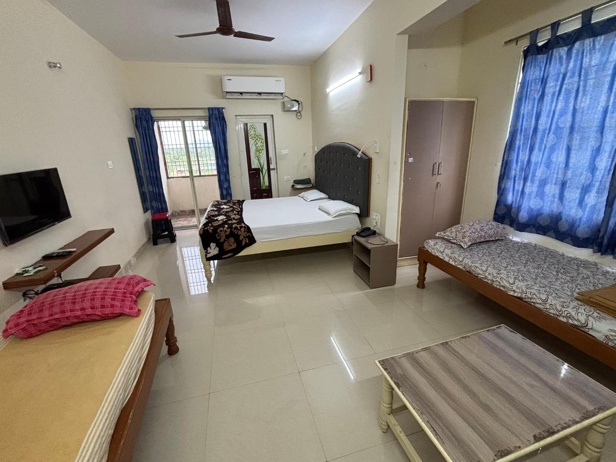 Srinivasa Hotel Tirupati Bagian luar foto
