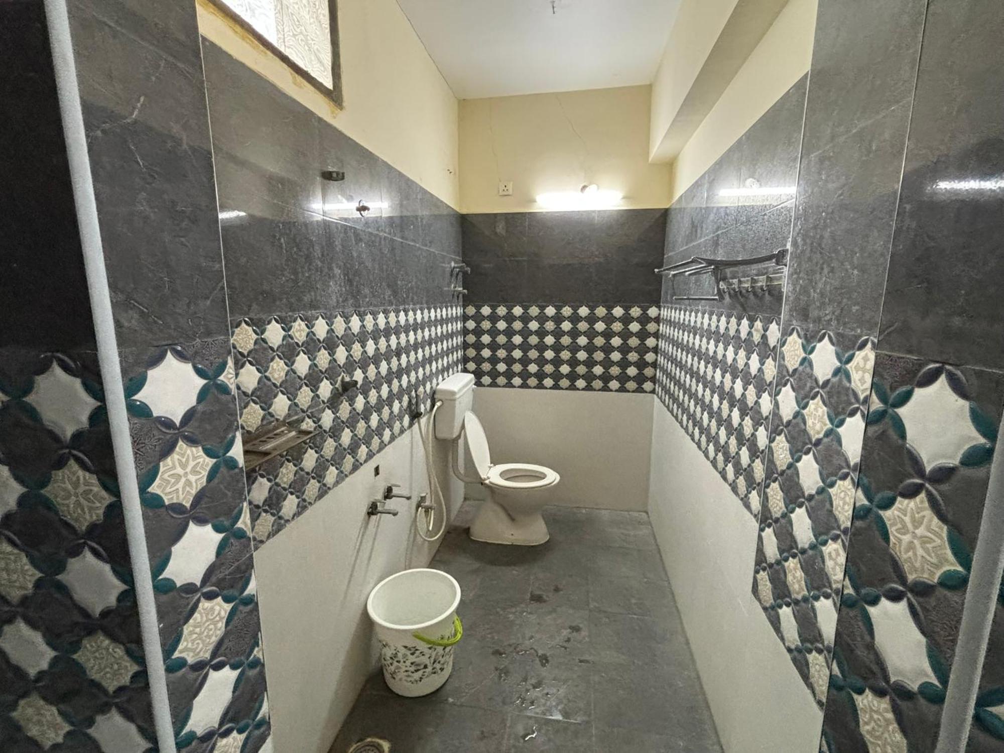 Srinivasa Hotel Tirupati Bagian luar foto