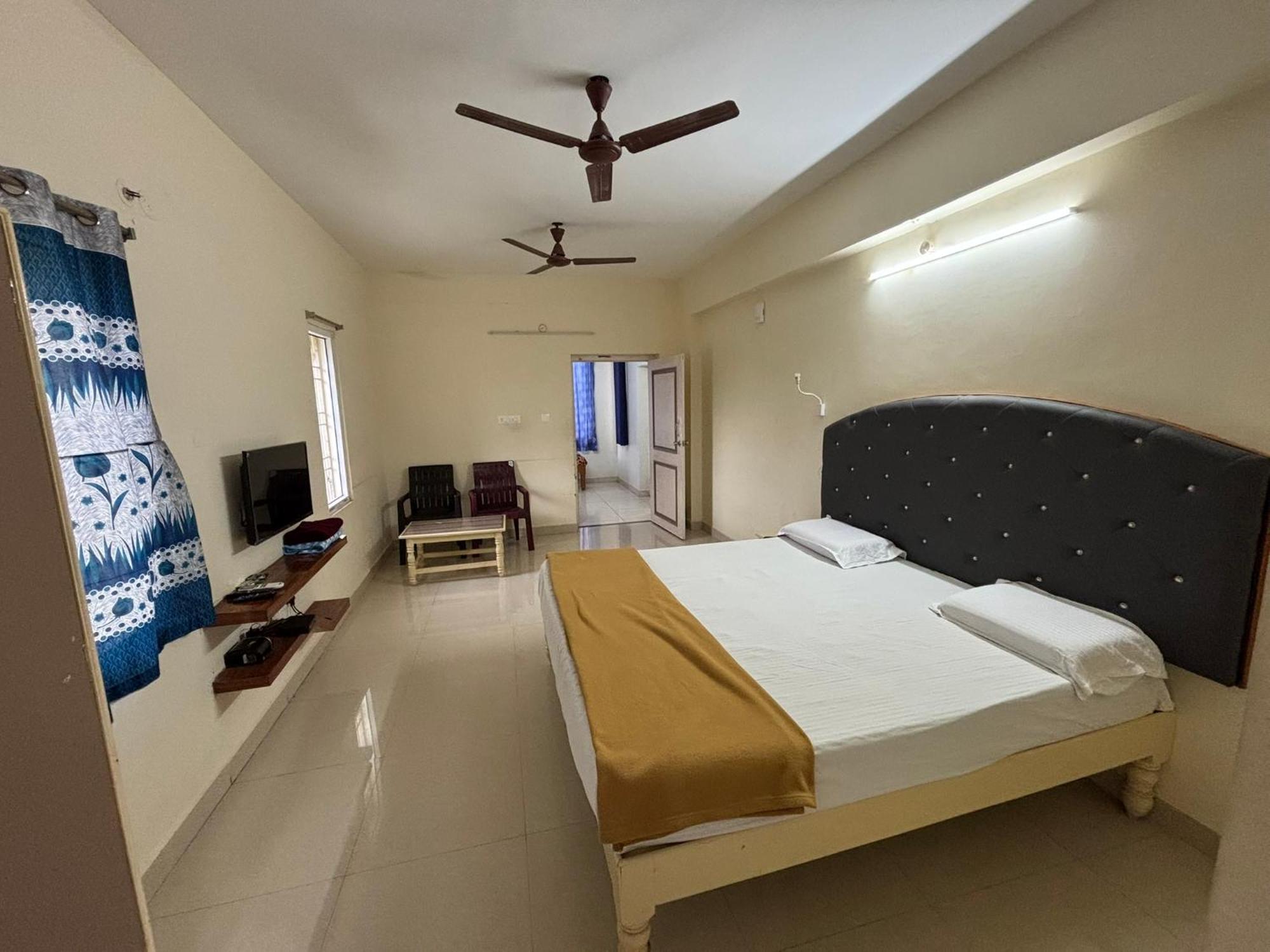 Srinivasa Hotel Tirupati Bagian luar foto