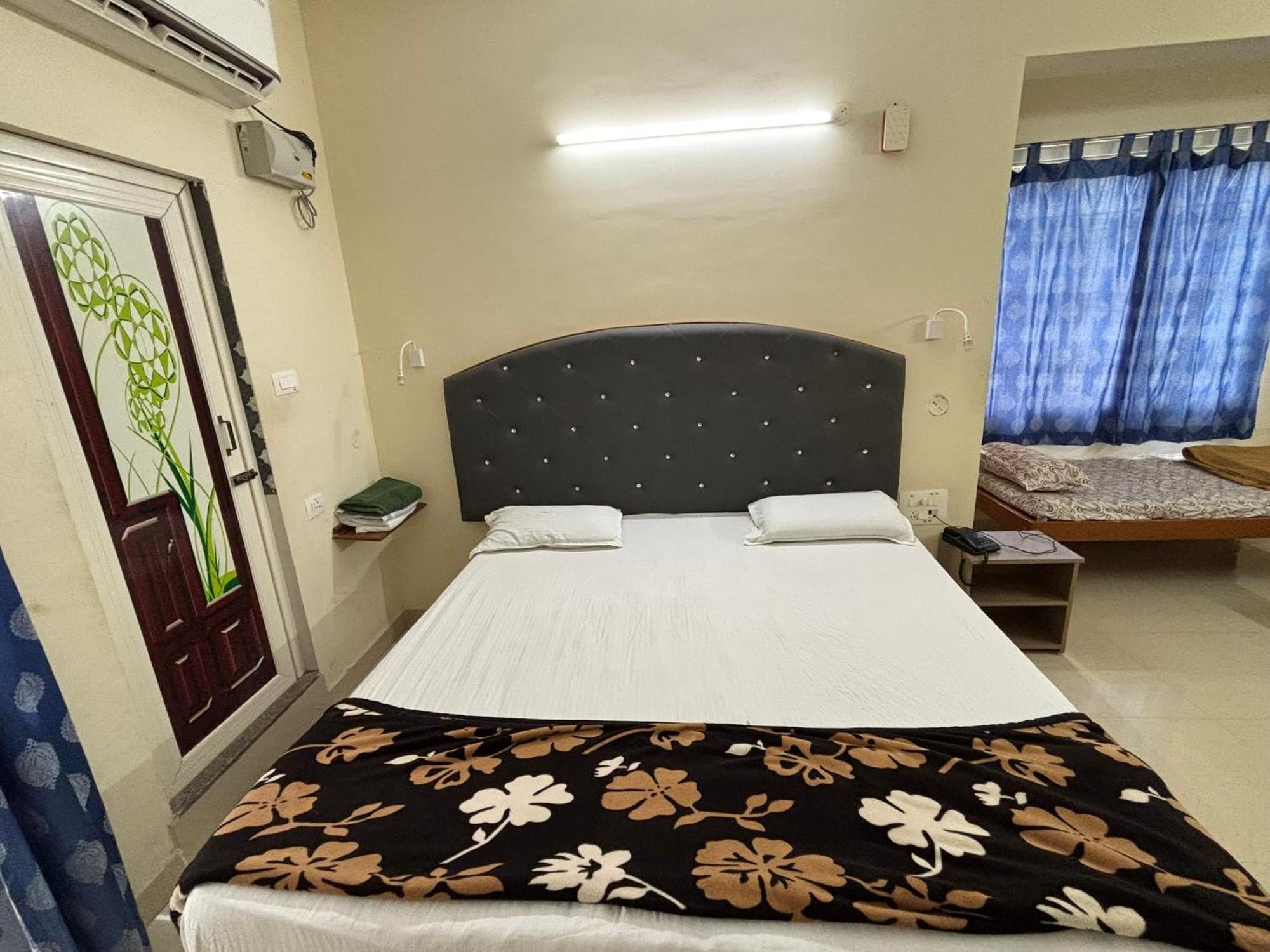 Srinivasa Hotel Tirupati Bagian luar foto