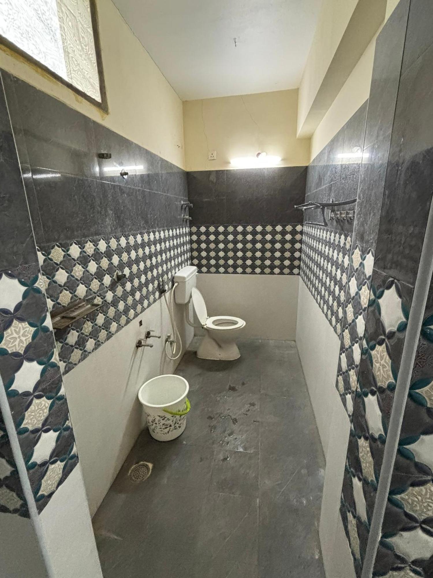 Srinivasa Hotel Tirupati Bagian luar foto