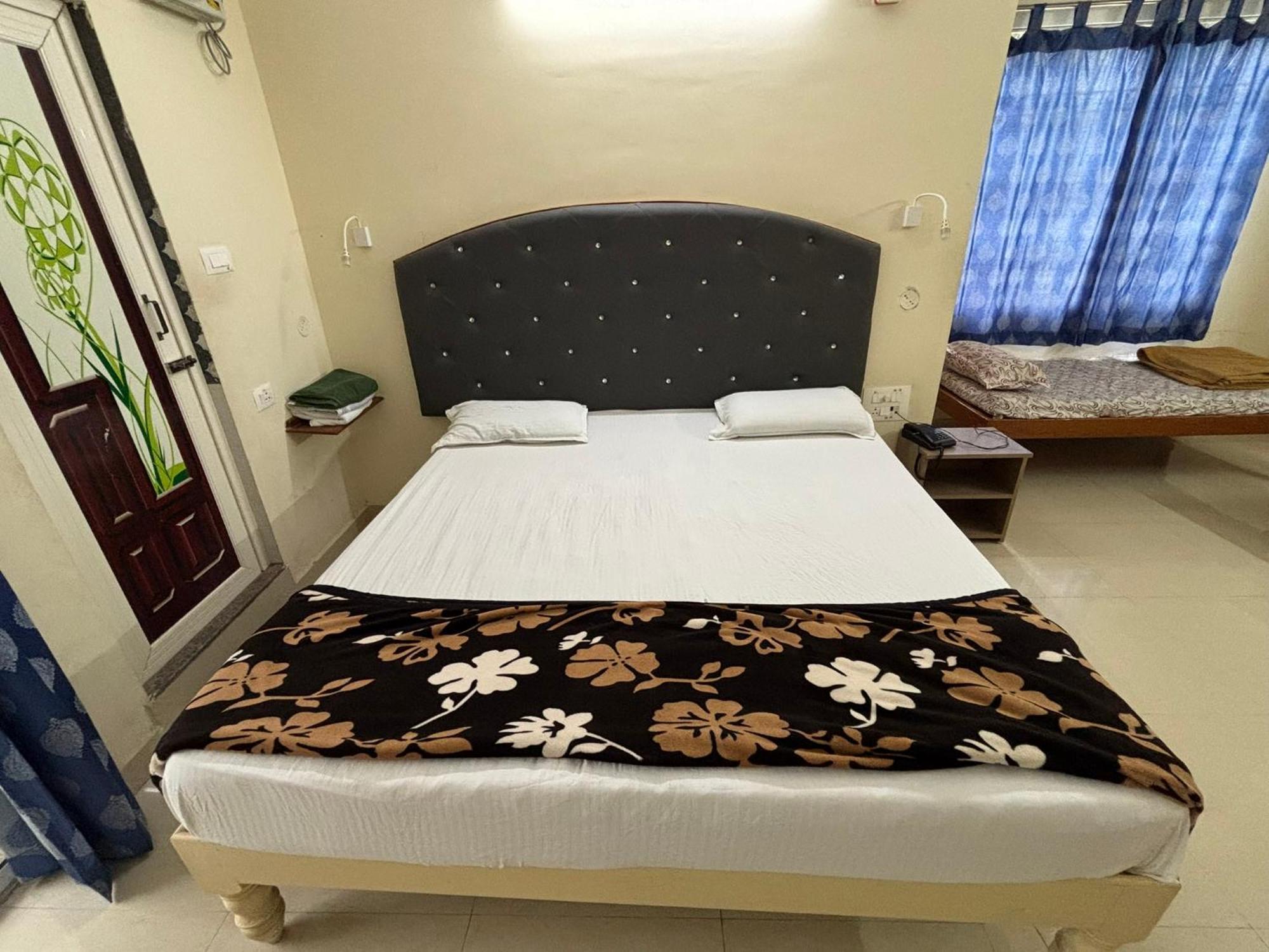Srinivasa Hotel Tirupati Bagian luar foto
