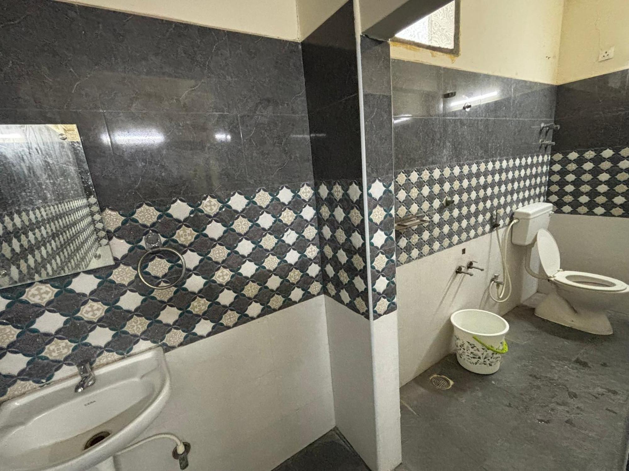 Srinivasa Hotel Tirupati Bagian luar foto