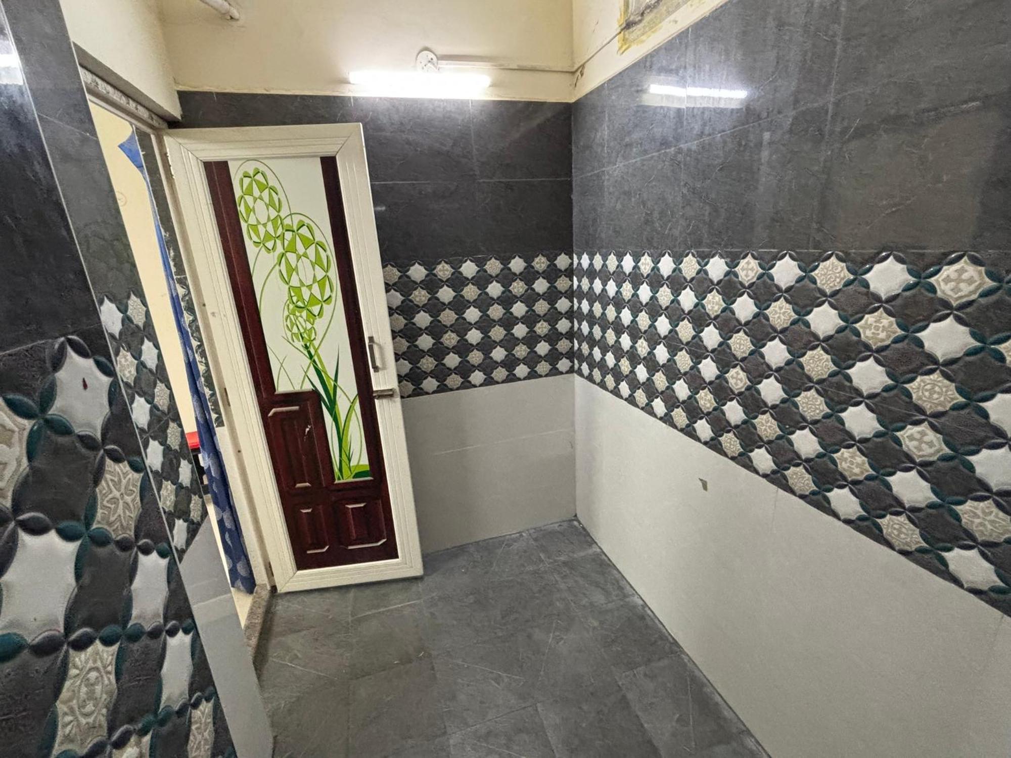 Srinivasa Hotel Tirupati Bagian luar foto