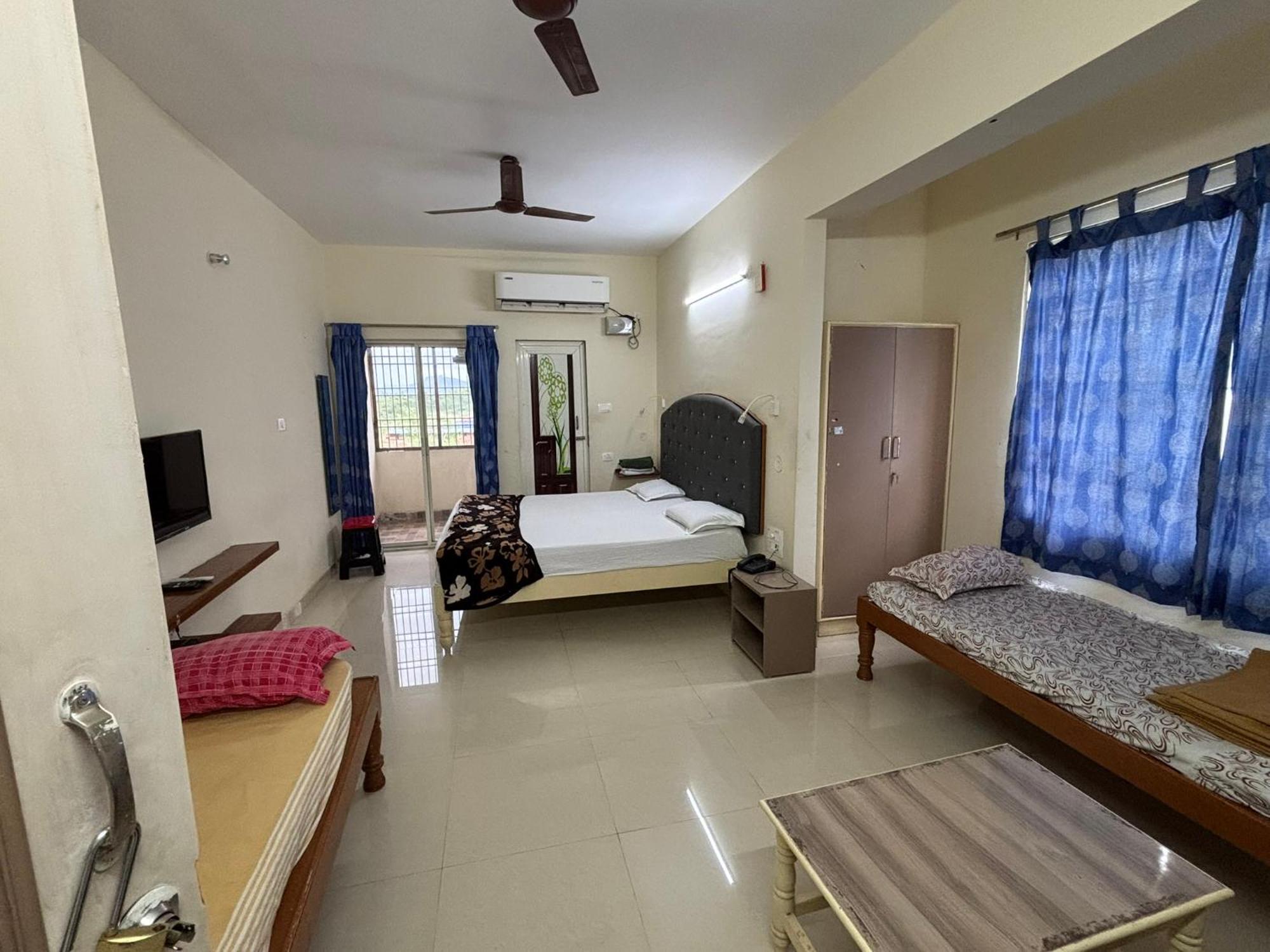 Srinivasa Hotel Tirupati Bagian luar foto